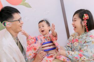 可愛寶寶與父母一同玩泡泡,身穿日式和服,露出純真的笑容,捕捉幸福瞬間。