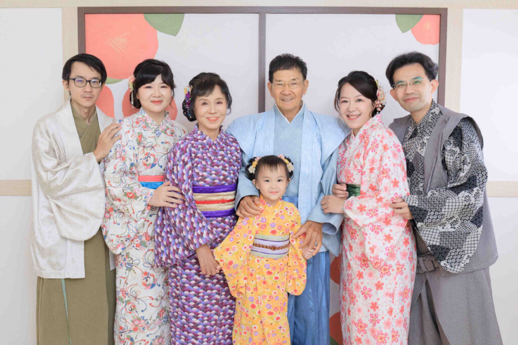 一家人身穿日式和服,溫馨合影,展現和樂融融的家庭氛圍。
