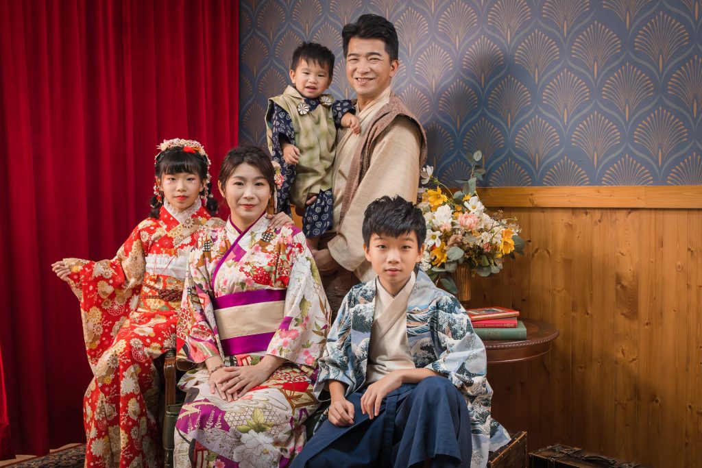 一家人身著華麗和服,在復古和風佈景中拍攝正式家庭紀念照