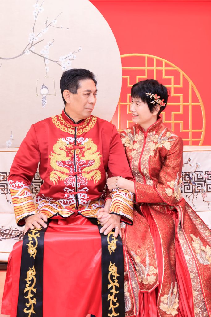 夫妻身穿精緻傳統中式禮服,象徵著濃厚的文化與愛情。