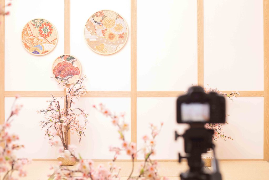 新竹抓周儀式日式攝影棚佈景,櫻花與和風背景打造周歲紀念空間。