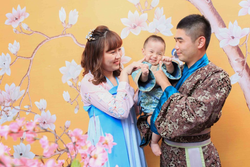 三代同堂家庭穿著和服風傳統服裝拍攝紀念合照,背景為紅色燈籠牆