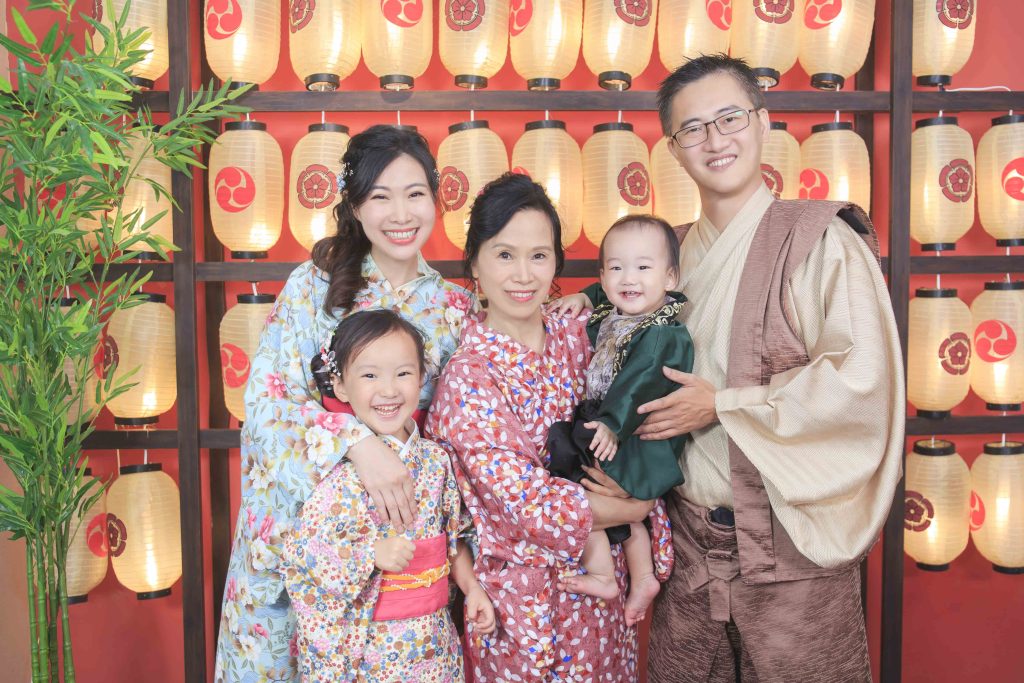 三代同堂家庭穿著和服風傳統服裝拍攝紀念合照,背景為紅色燈籠牆