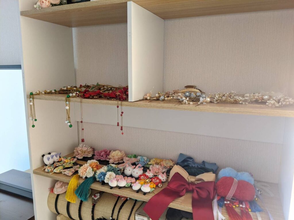 攝影棚內的造型飾品區，擺放各種華麗髮飾、髮帶與頭飾，供寶寶與家庭成員拍攝抓周照時搭配使用。