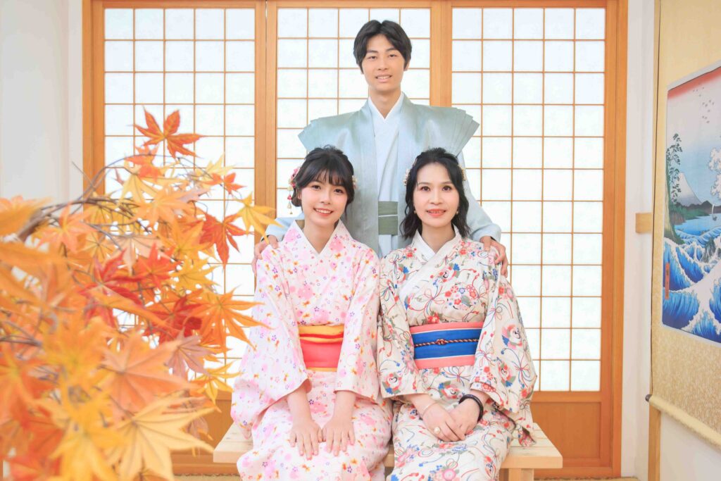 母子三人身穿傳統和服，在充滿日式風情的攝影棚內合影，溫馨又雅緻。