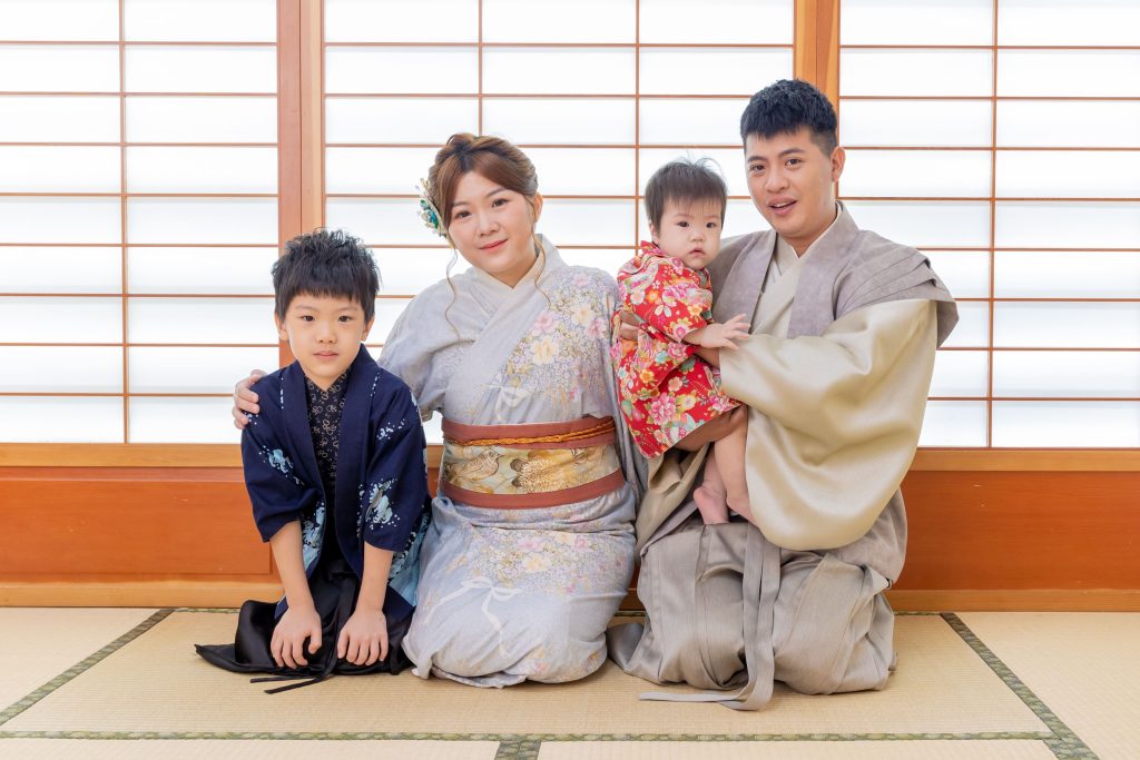 一家四口穿著優雅和服，坐在日式和室內，營造出溫馨的家庭氛圍。