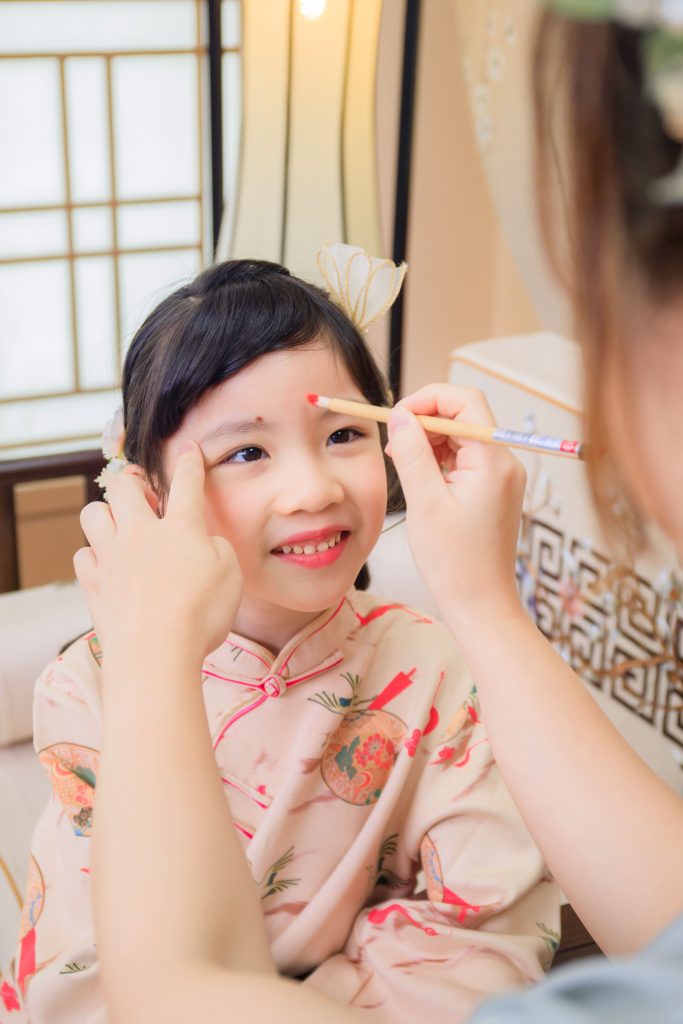 硃砂開智儀式紀錄，為孩子在額頭點上硃砂，象徵開智慧與祝福，傳統週歲成長儀式畫面