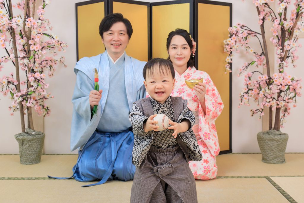 抓周儀式中，寶寶選擇象徵物品，全家人穿著日式和服合影，定格幸福時刻。