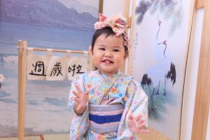 寶寶抓周照片，小女孩穿花紋日式和服，在榻榻米與日式屏風場景中拍攝