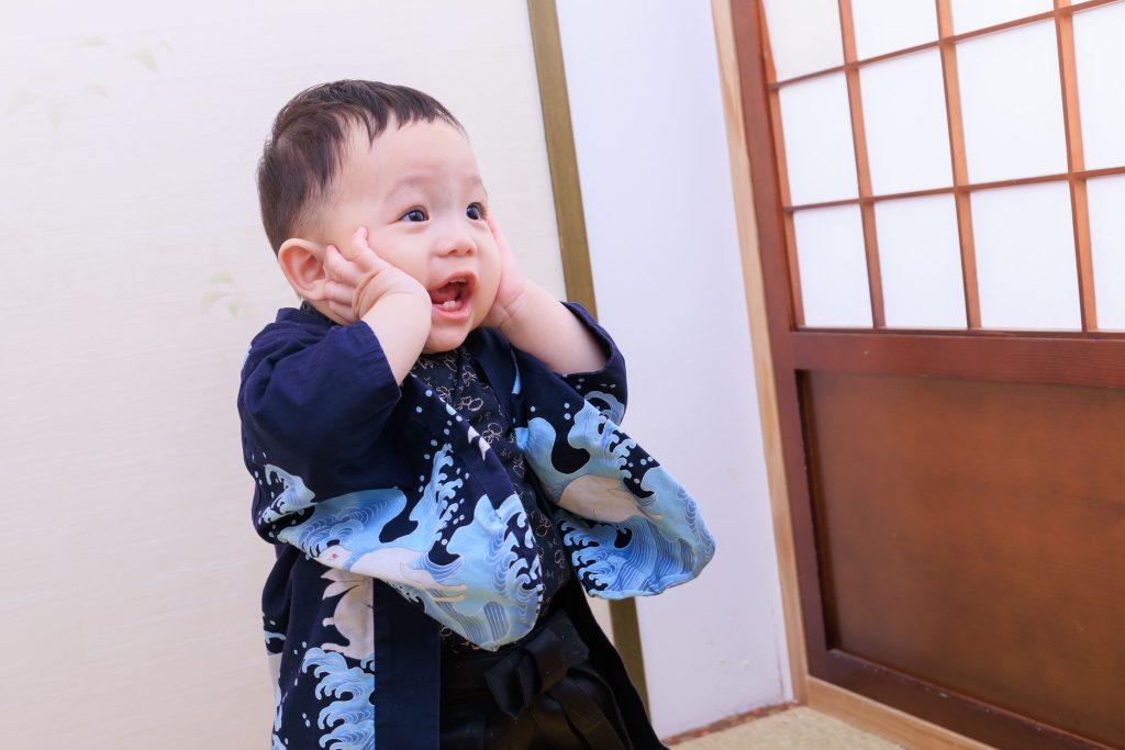 寶寶抓周紀念瞬間，小男嬰穿日式服裝露出驚喜表情，呈現最真實可愛的成長畫面