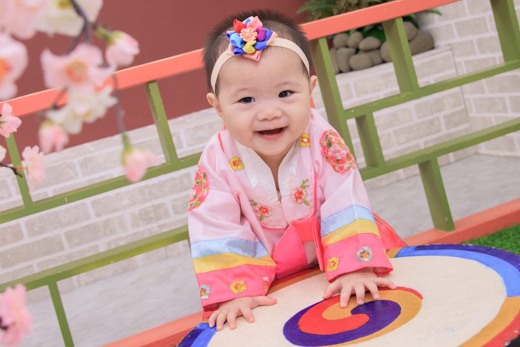 韓式抓周攝影推薦，寶寶穿韓服拍攝抓周儀式，紀錄成長與可愛笑容瞬間
