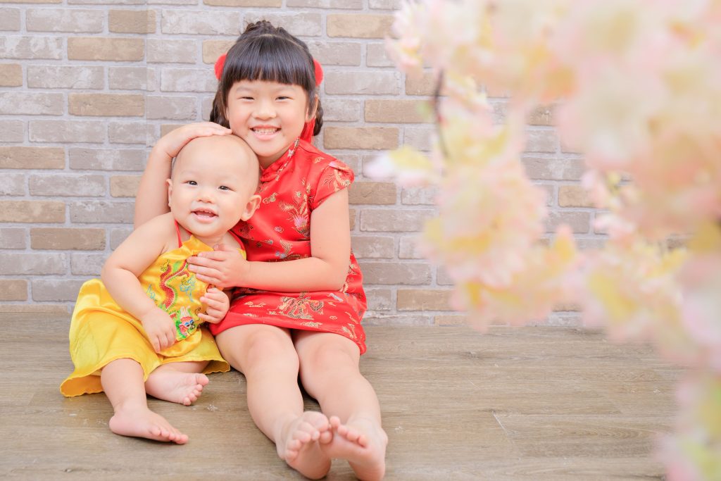 姊姊抱著寶寶於中式風格場景拍攝