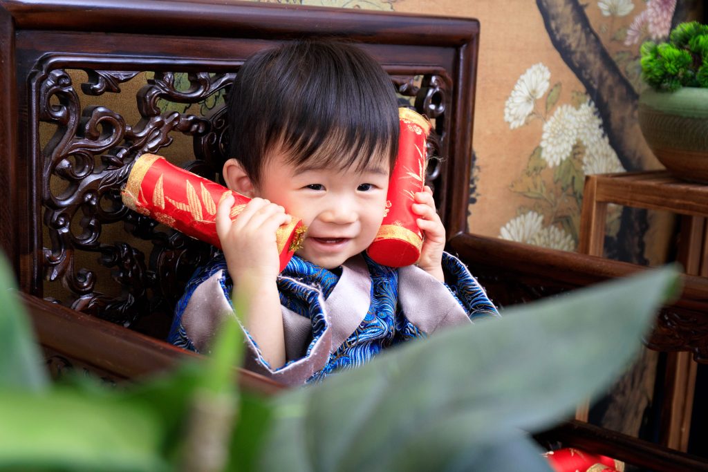 抓周攝影寶寶個人特寫，透過道具互動捕捉最真實可愛的成長瞬間