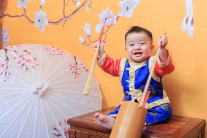 寶寶抓周攝影個人照，透過自然互動捕捉可愛表情，留下最真實的成長瞬間