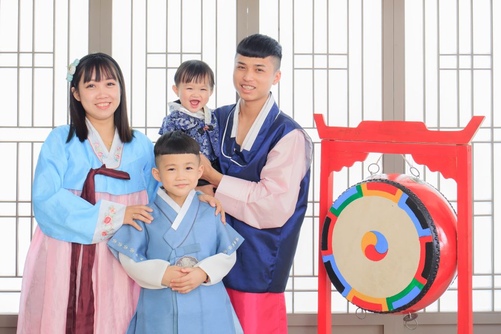 寶寶抓周攝影，全家穿傳統服裝於韓式場景與鼓道具合影