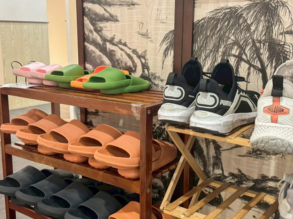 攝影空間拖鞋區，提供室內拖鞋更換服務
