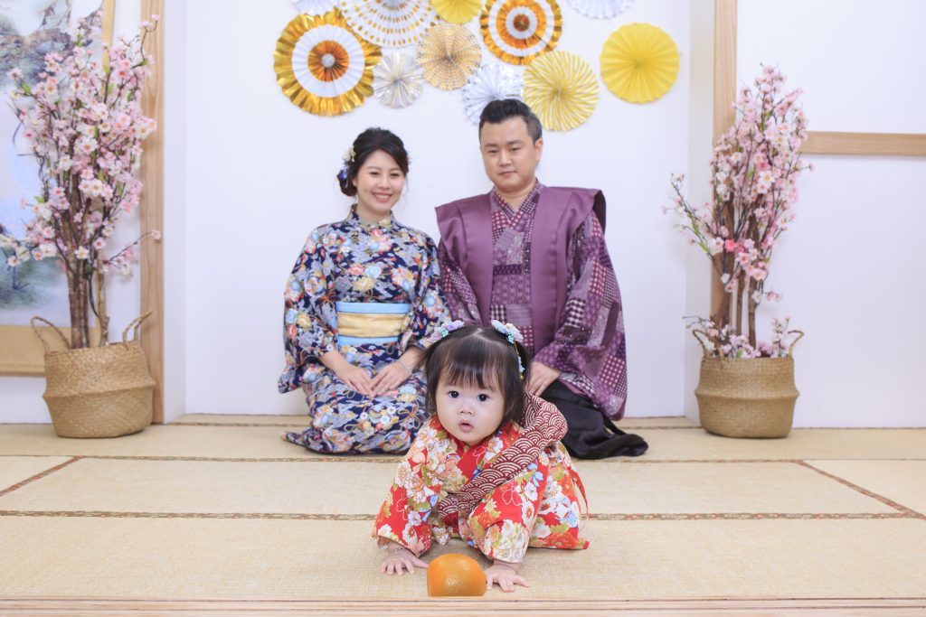 寶寶抓周全家福照片，日式抓周場景中親子共同參與抓周儀式