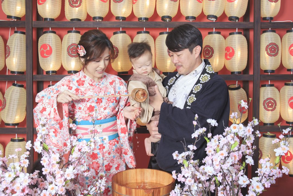寶寶抓周攝影，父母與寶寶於日式燈籠場景進行儀式互動畫面