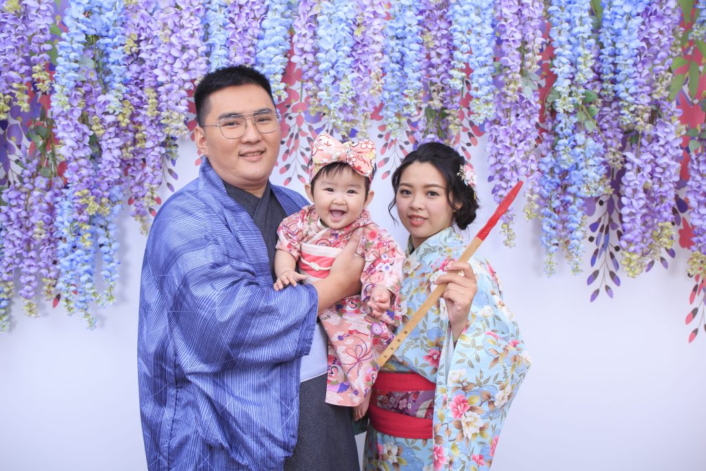 抓周攝影全家福畫面，結合日式花景與親子互動，打造高質感紀念照片